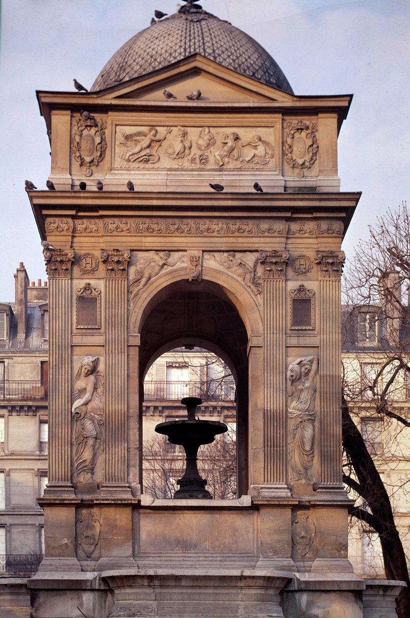 Arquitectura: vista da fonte dos Inocentes. Desenhado pelos arquitetos Jean Goujon, Augustin Pajou e Pierre Lescot. 1546-1549. Praça Joachim du Bellay, Paris. de Jean and Lescot Pierre Goujon