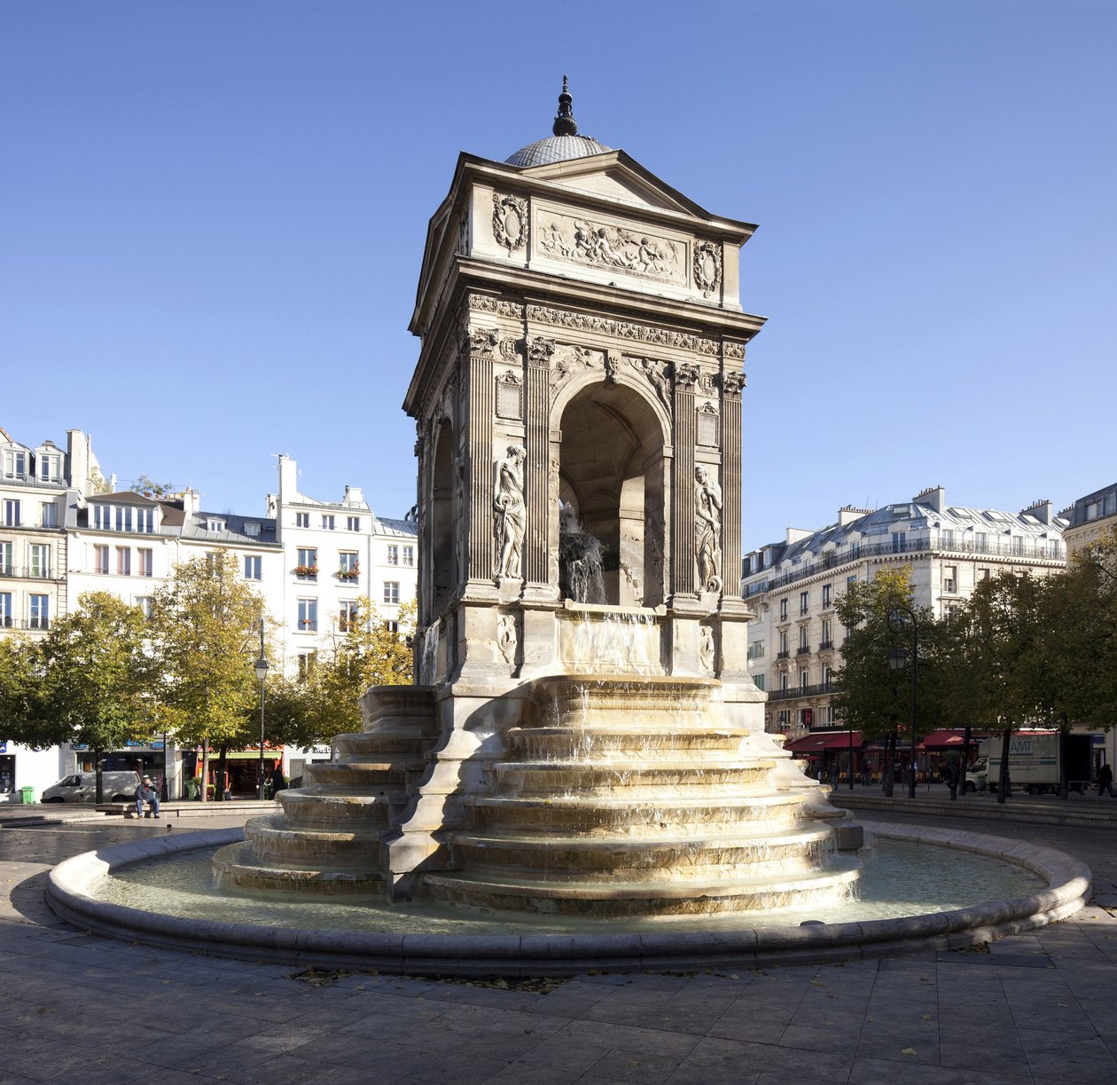Vista da Fontaine des Innocents, em estilo renascentista, fonte monumental construída em 1549 sob o reinado de Henrique II (1519-1559) de Jean and Lescot Pierre Goujon