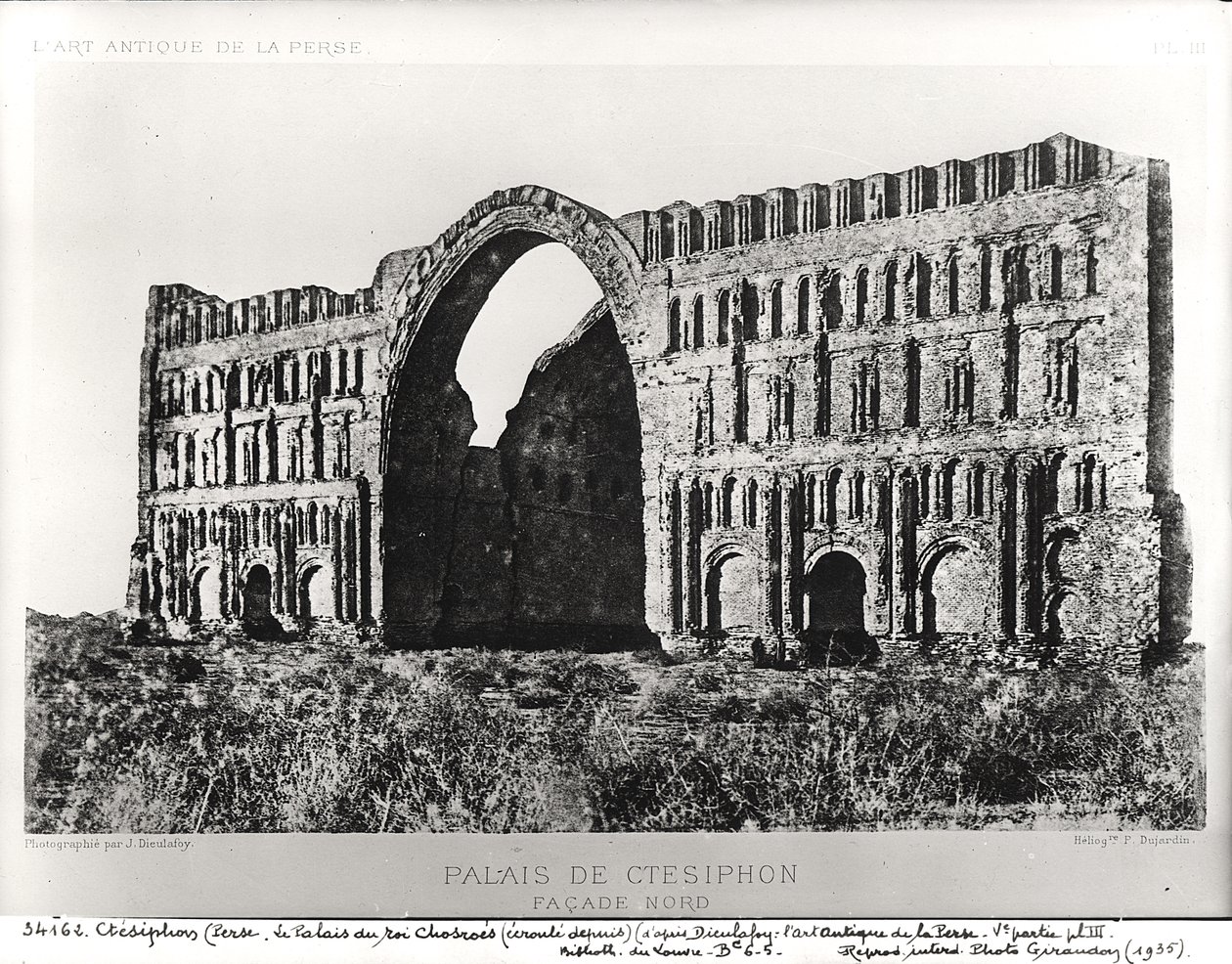 O Palácio de Ctesifonte, de L&39;Art Antique de la Perse, de Marcel Dieulafoy, publicado em 1884-85. de Jeanne Dieulafoy