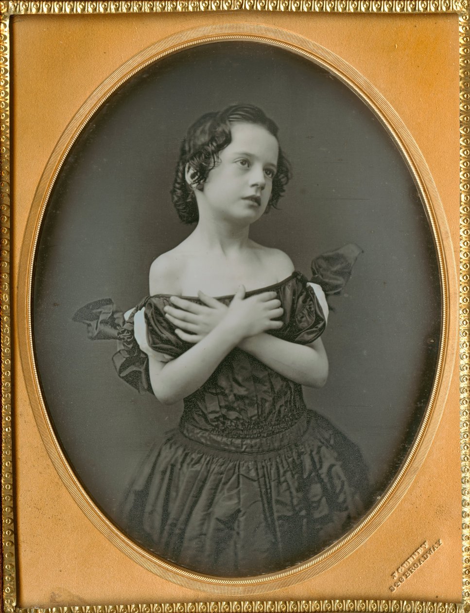 Menina jovem, com, braços cruzaram de Jeremiah Gurney