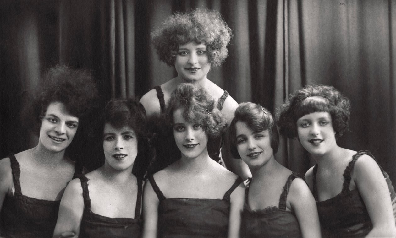 Um grupo de dança ou teatro, c1900-1929. de Jerome Ltd
