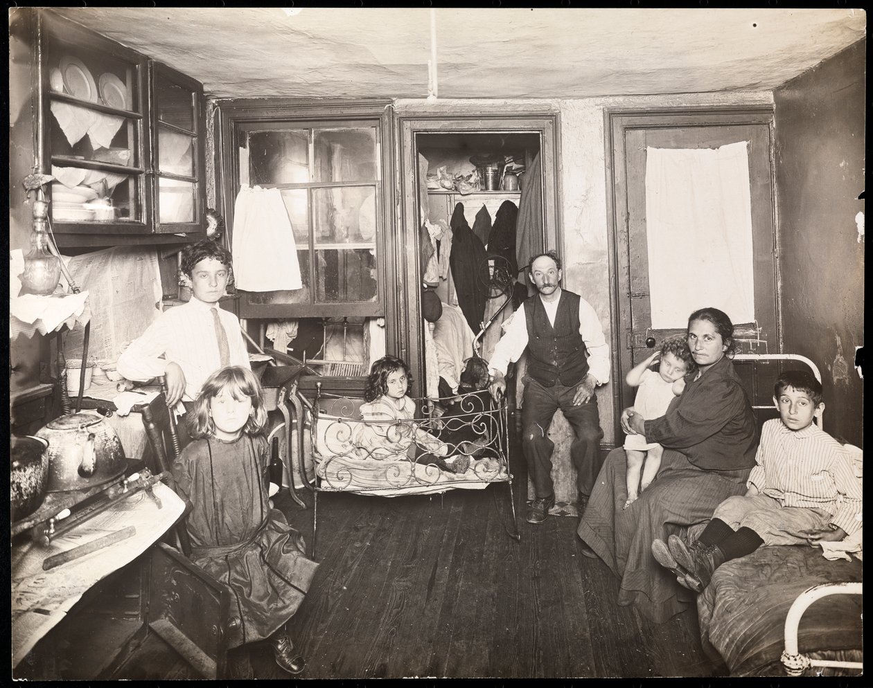 Família no quarto em casa de moradia, c.1910 (impressão de prata de gelatina) de Jessie Tarbox Beals