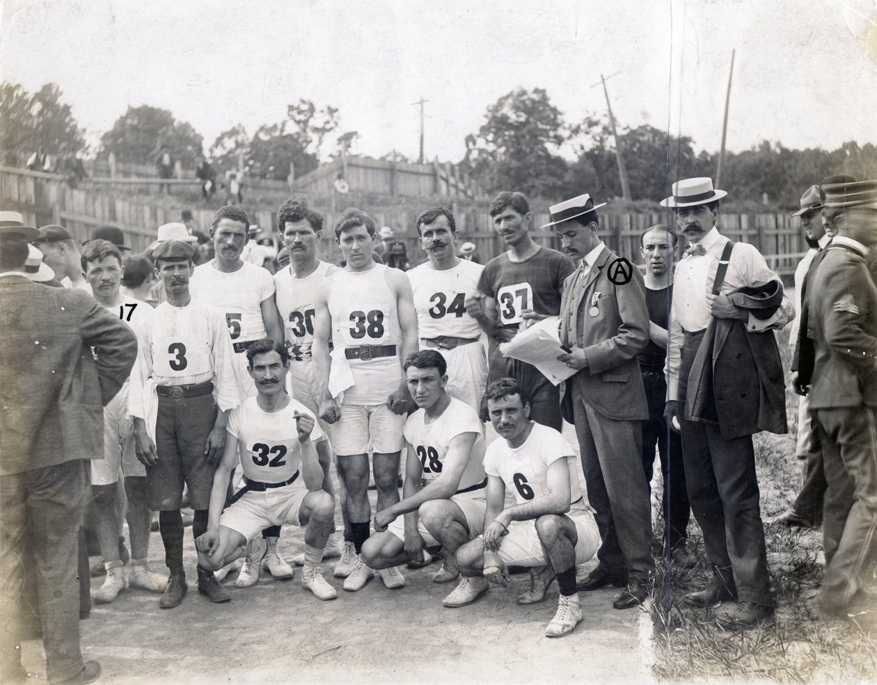 Grupo de atletismo grego e Felix Carbejaldesoto de Cuba posando na pista, incluindo de Jessie Tarbox Beals