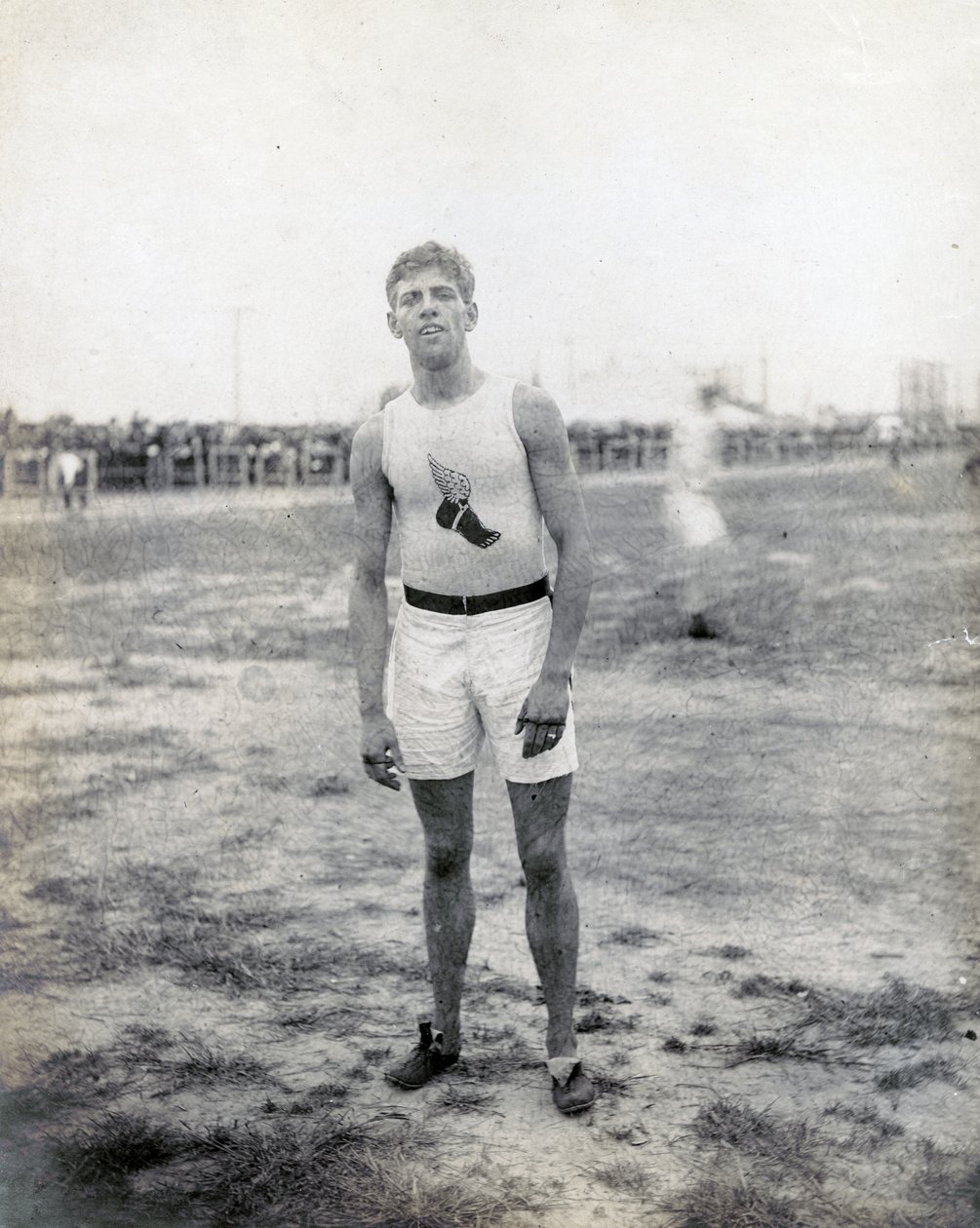 HL Hillman do New York Athletic Club, de pé e de frente para a câmera de Jessie Tarbox Beals