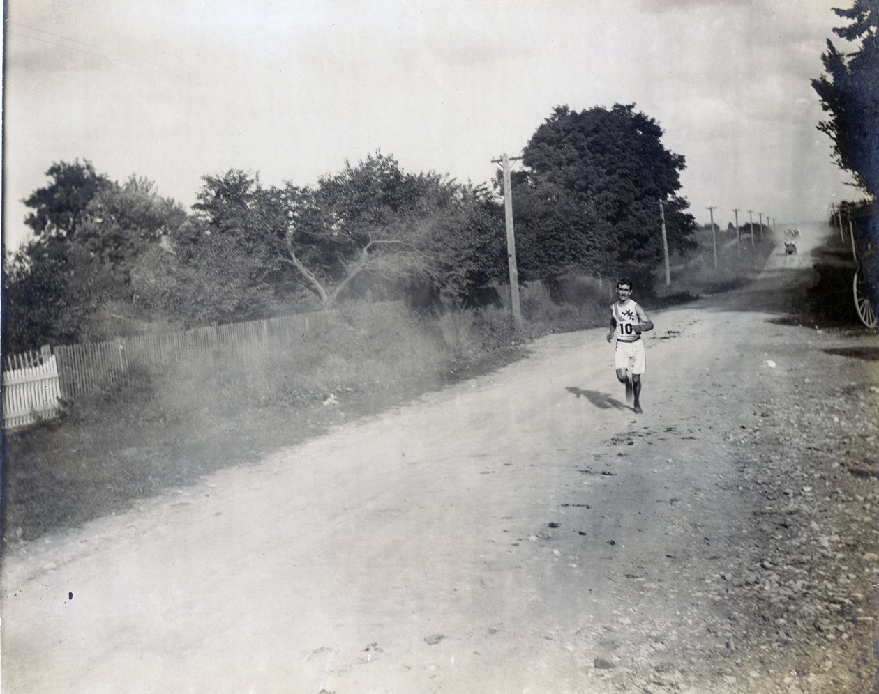 Sam Mellor do Mohawk Athletic Club correndo sozinho, ao longo da estrada de terra, na Corrida de Maratona nos Jogos Olímpicos de 1904 de Jessie Tarbox Beals