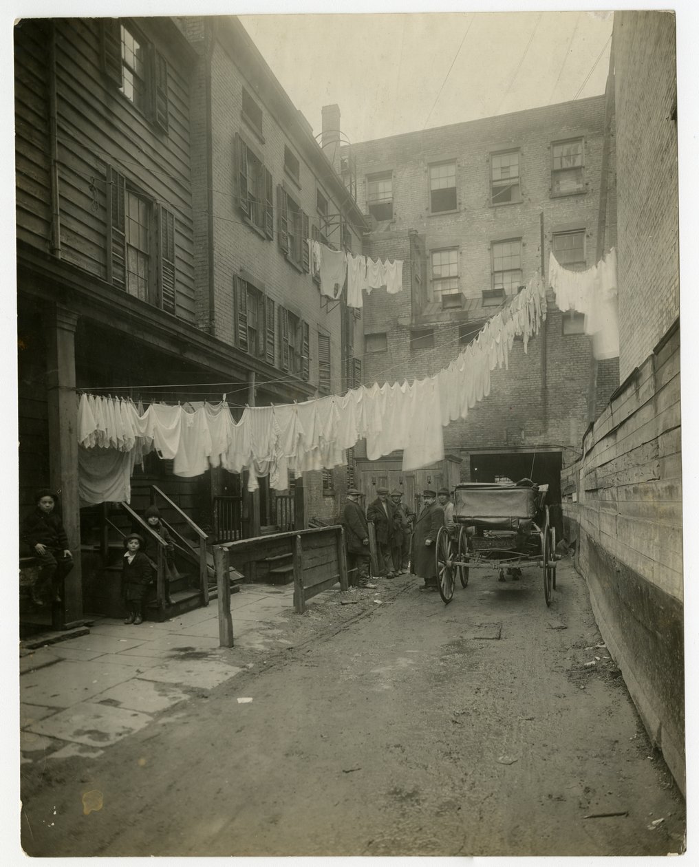11 Christopher Street, Greenwich Village, Nova York, EUA, c.1917-20 (foto em prata gelatina) de Jessie Tarbox Beals
