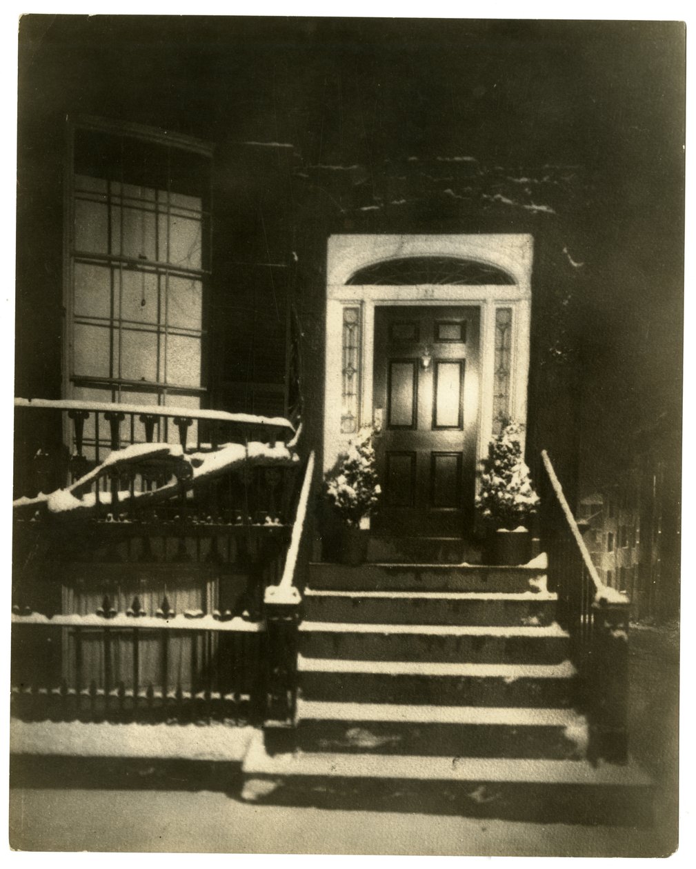 26 Louisburg Square, Boston, à noite, onde Jenny Lind ficou, Boston, EUA, c.1902-10 (foto em prata gelatina) de Jessie Tarbox Beals
