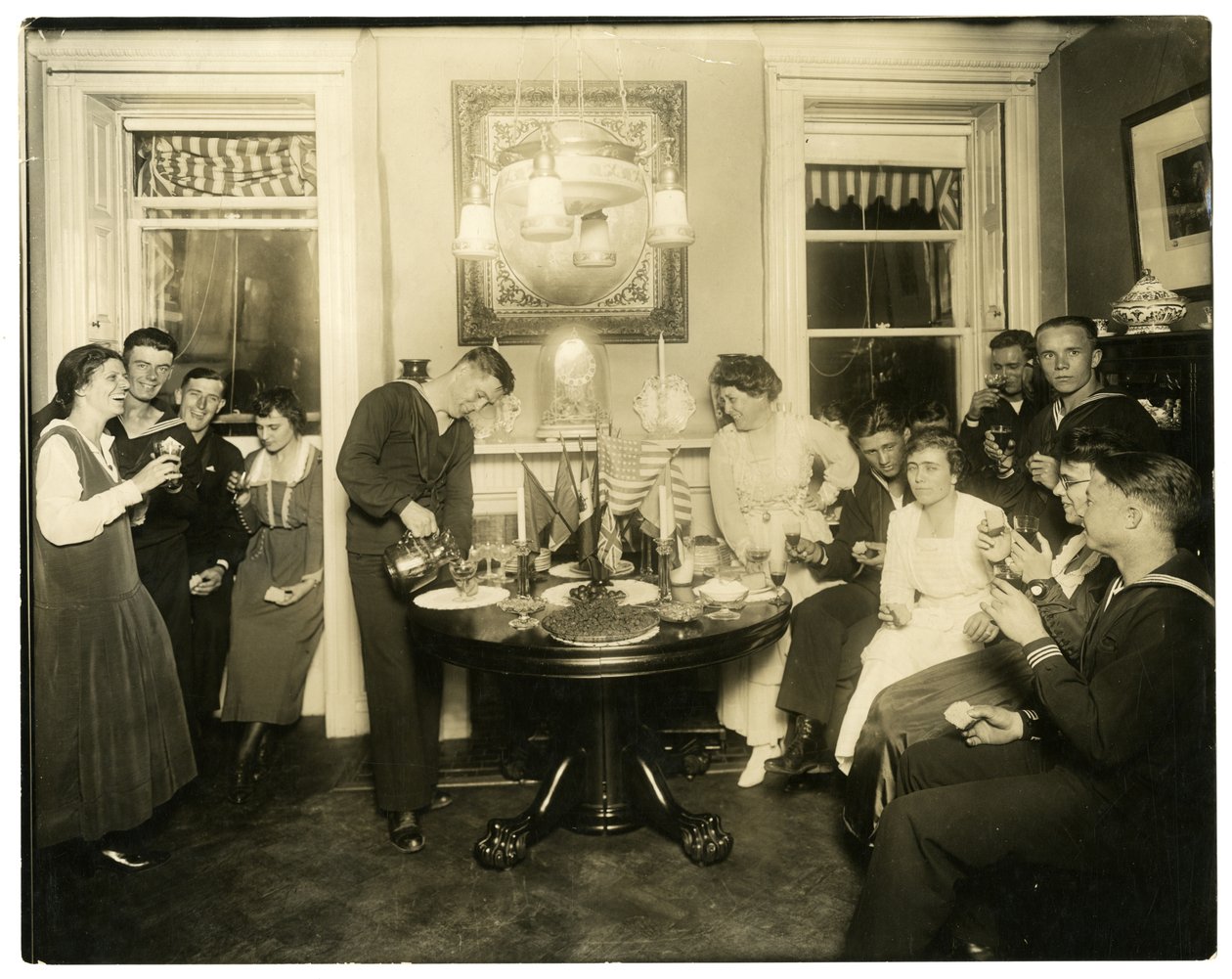 Alice Foote MacDougal entretendo um grupo de marinheiros em seu pequeno apt em Old War, Greenwich Village, Nova York, EUA, c.1917-18 (foto em prata gelatina) de Jessie Tarbox Beals
