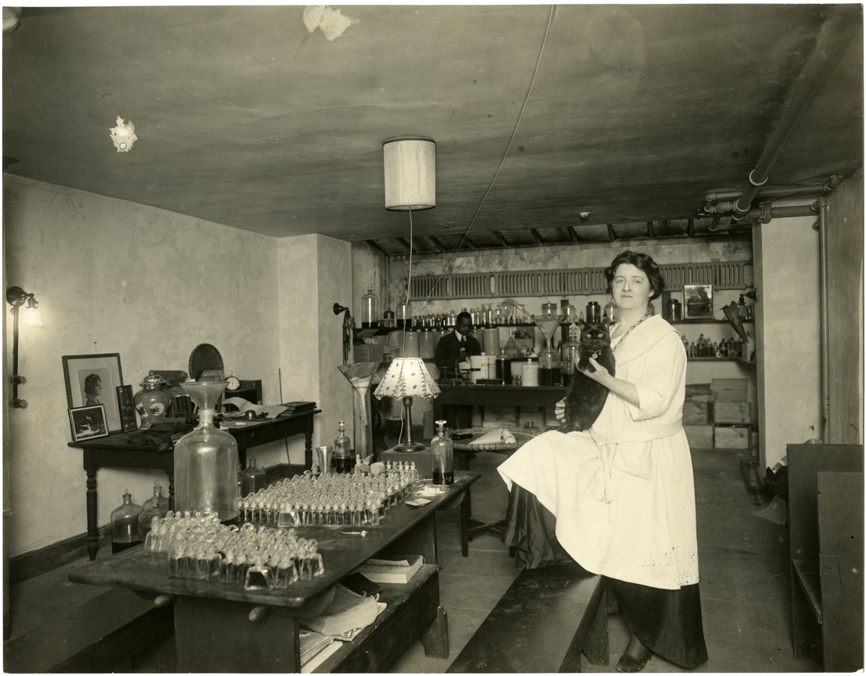 Ann Haviland, perfumista, c.1915-28 de Jessie Tarbox Beals