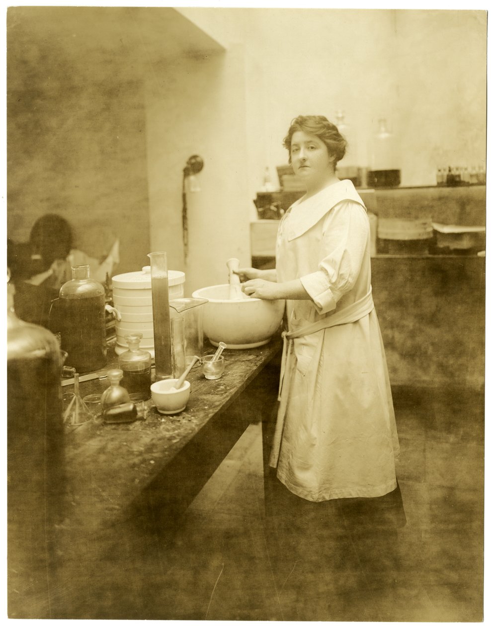 Anne Ann Haviland, parfumier, c.1915-28 (foto gelatina prateada) de Jessie Tarbox Beals