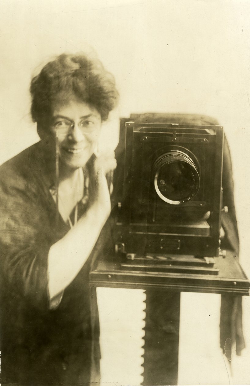 Auto-retrato de feijões, c.1918-20 (foto em prata gelatina) de Jessie Tarbox Beals