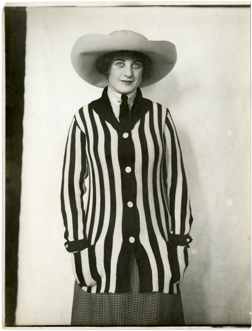 Blazer sweater & felt hat, Forsythe, c.1905-18 (foto em prata gelatina) de Jessie Tarbox Beals