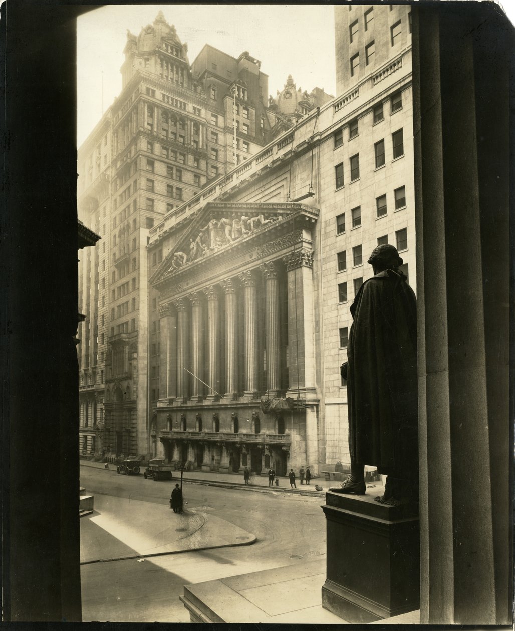 Broad St from Treasury Building, New York, USA, c.1905-40 (foto em prata gelatina) de Jessie Tarbox Beals