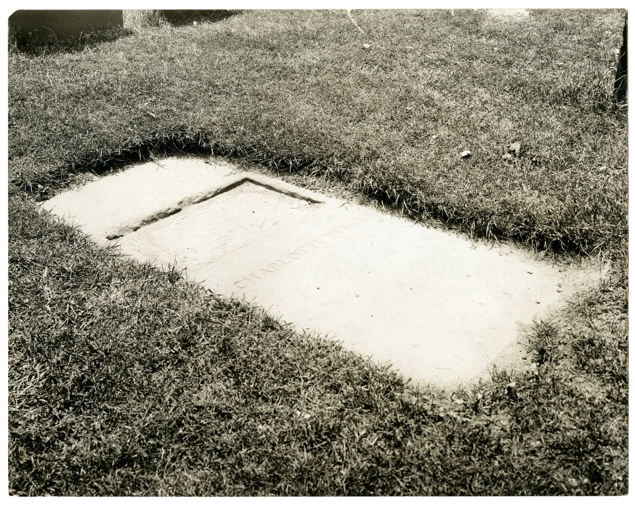 Charlotte Temple gravestone in Trinity Churchyard, New York, USA, c.1905-25 (foto em prata gelatina) de Jessie Tarbox Beals