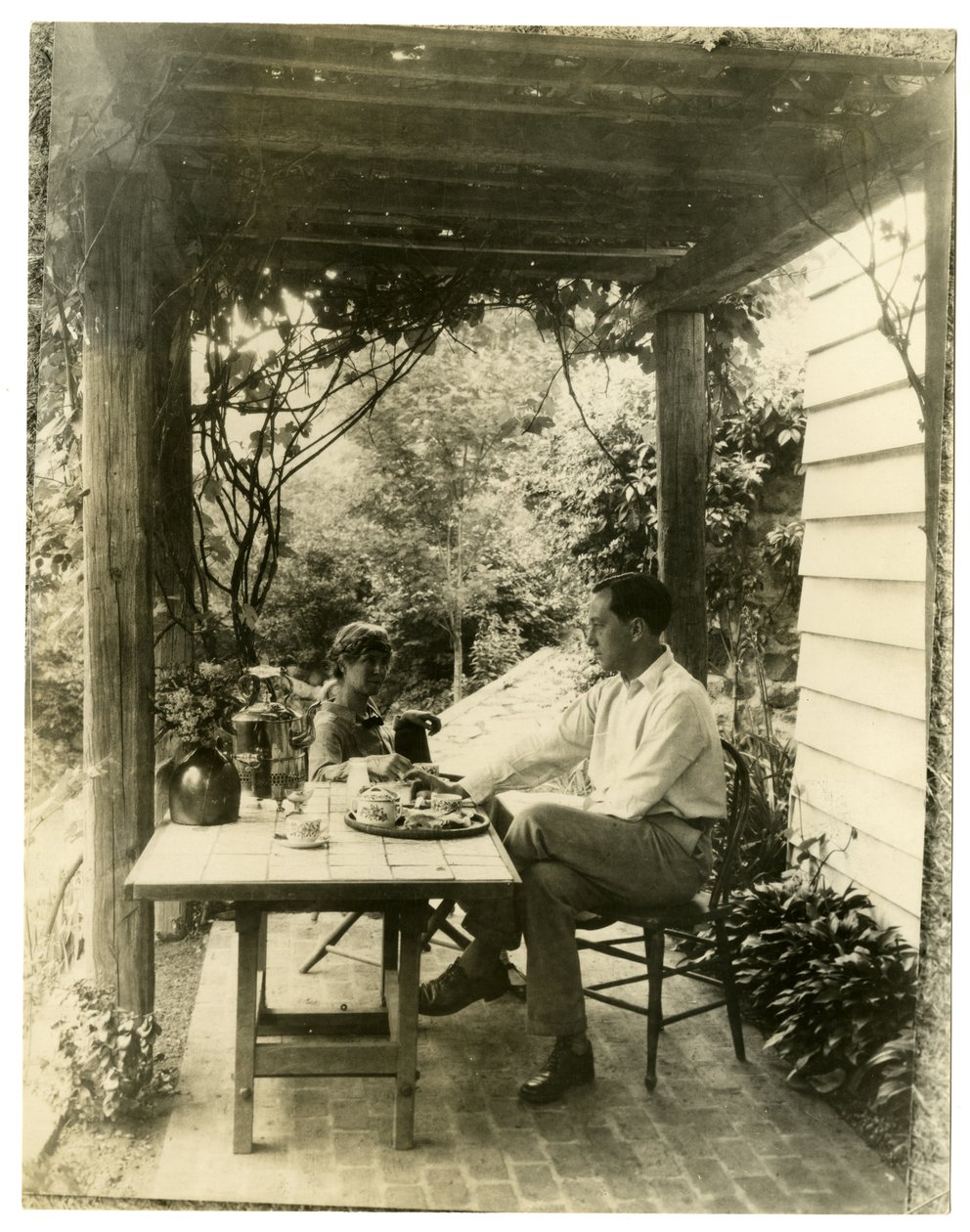 Casal sentado no jardim, c.1905-40 (foto gelatina prateada) de Jessie Tarbox Beals