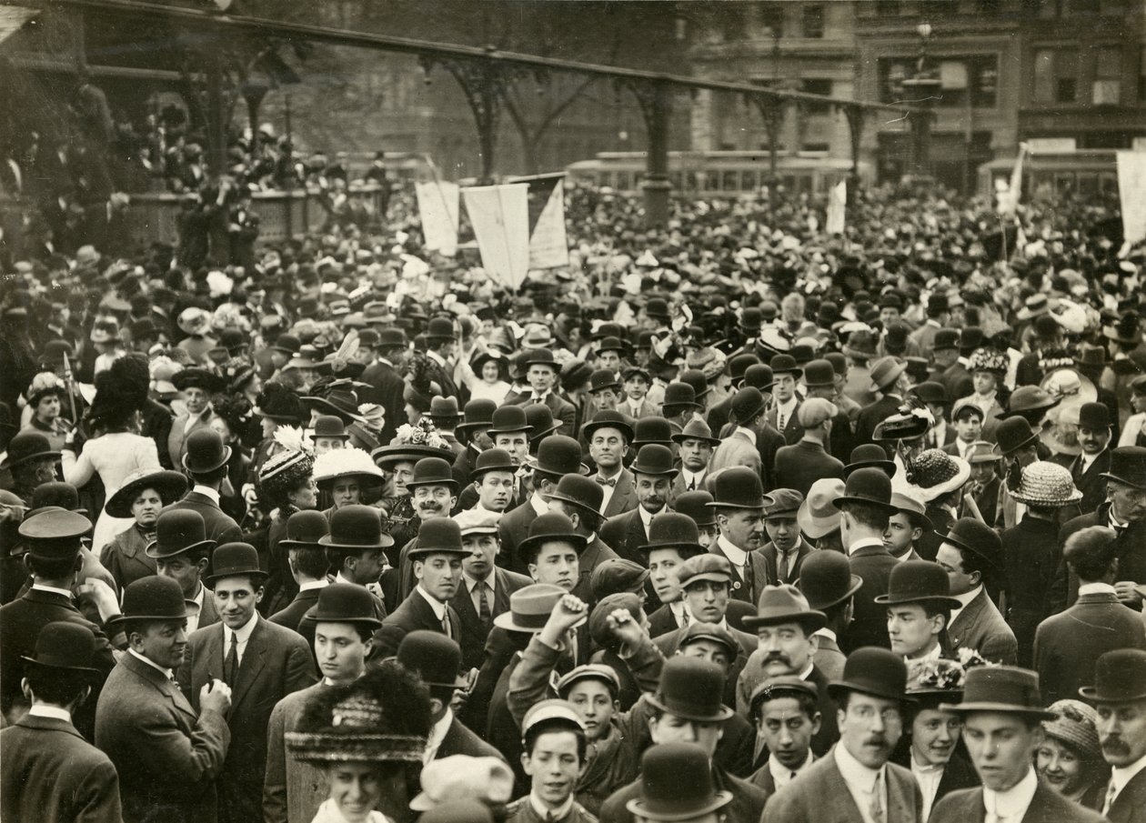 Crowd in Union Square at Suffrage Meeting, c.1905-11 (foto em prata gelatina) de Jessie Tarbox Beals