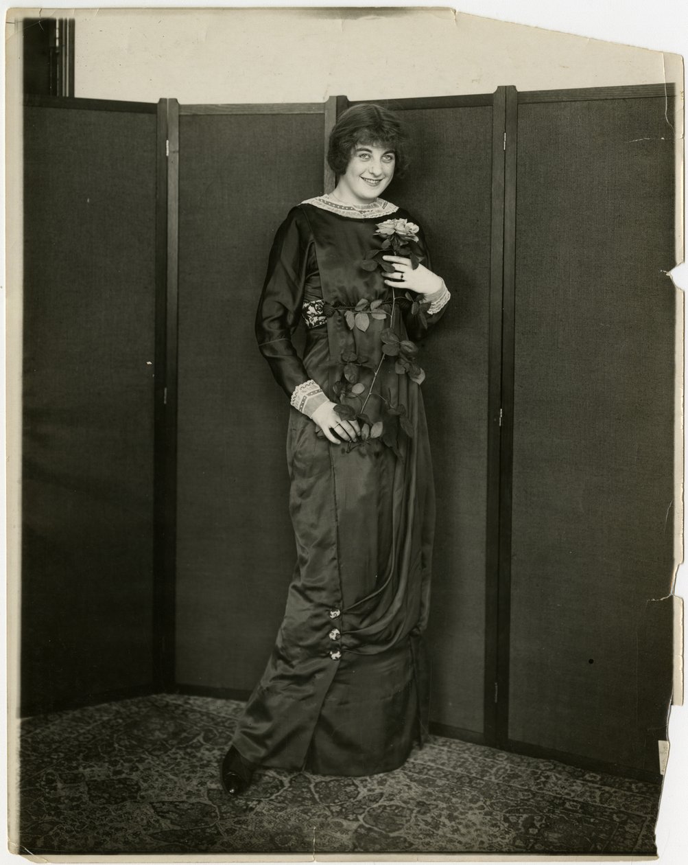 Vestido, drapeado, Gimbels, c.1905-18 (foto gelatina prateada) de Jessie Tarbox Beals