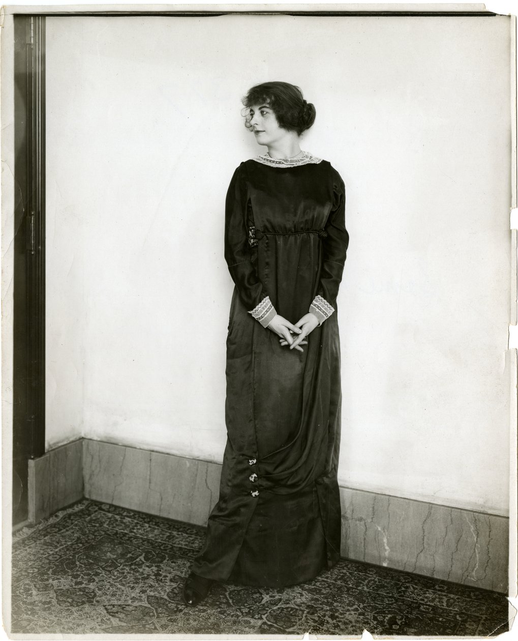 Vestido, drapeado, Gimbels, c.1905-18 (foto gelatina prateada) de Jessie Tarbox Beals
