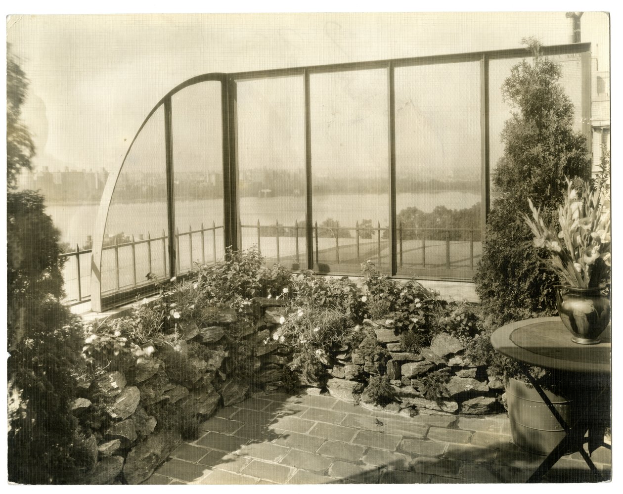 Jardim da Sra. Regina Jais, c.1936-37 (foto gelatina prateada) de Jessie Tarbox Beals