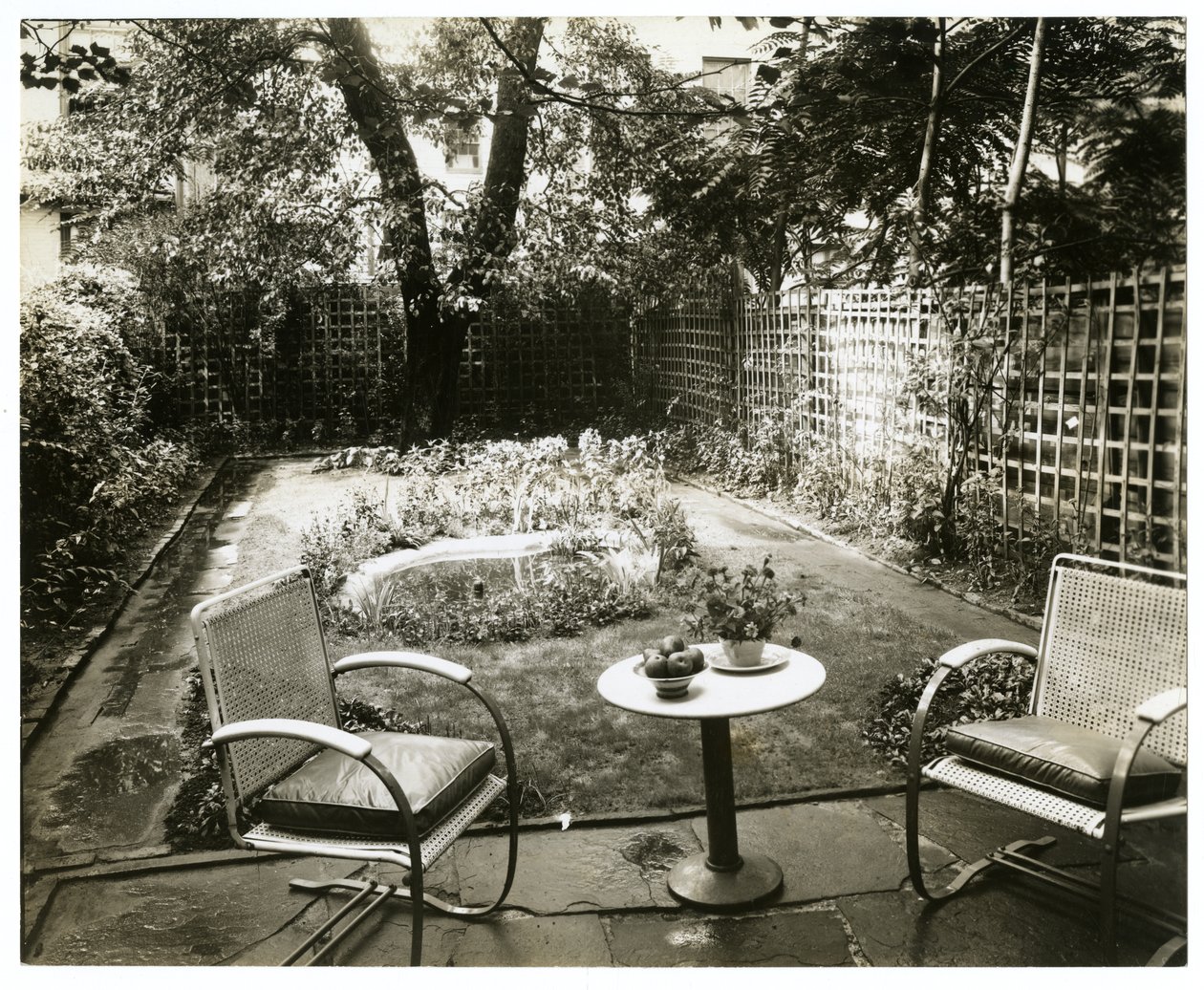 Jardim da Sra. W H Wells 265 W 11th, Greenwich Village, Nova York, EUA, c.1936-37 (foto em prata gelatina) de Jessie Tarbox Beals