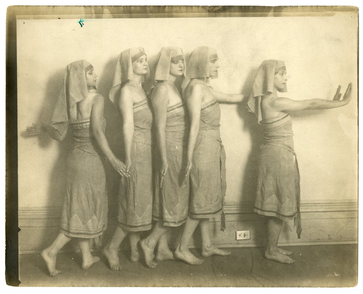 Preparando-se para uma festa da aldeia no Liberal Club, em Nova York, EUA, c.1905-40 de Jessie Tarbox Beals