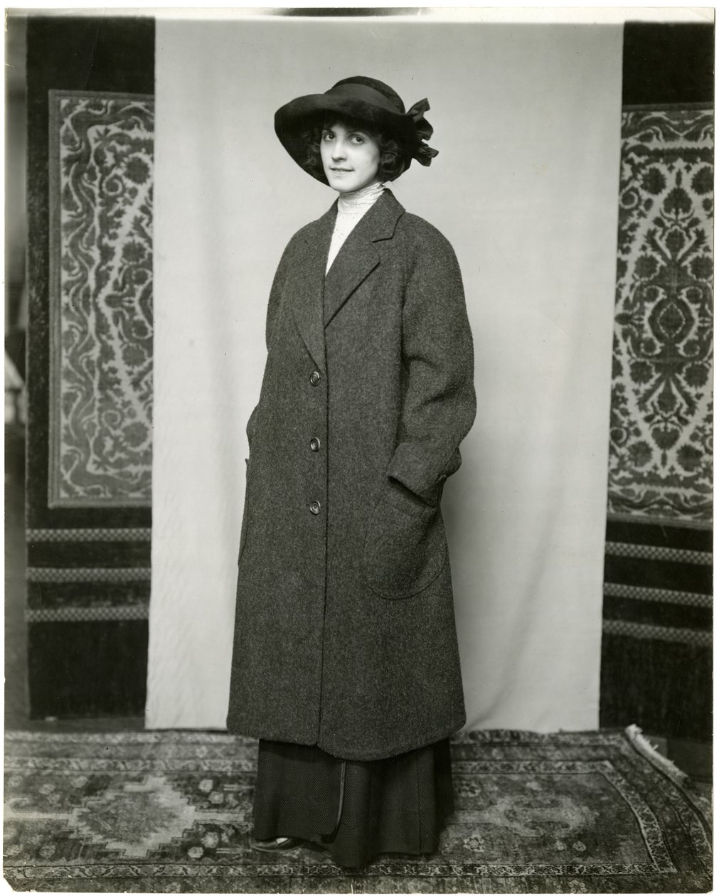 Gray coat, Arnold & Constable, c.1905-18 (foto gelatina prateada) de Jessie Tarbox Beals