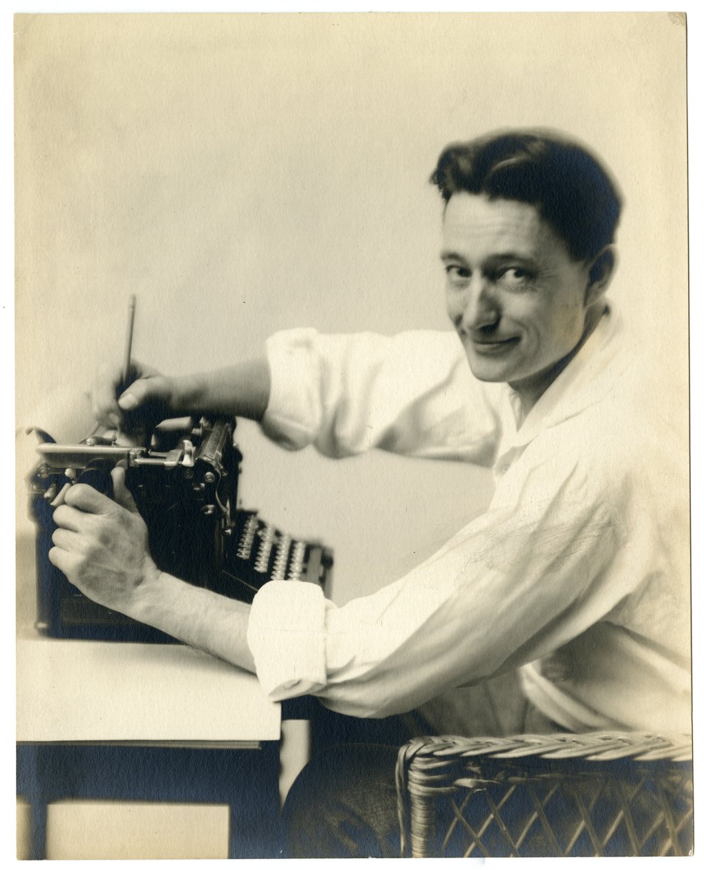Henry Oyen na máquina de escrever, c.1905-21 de Jessie Tarbox Beals