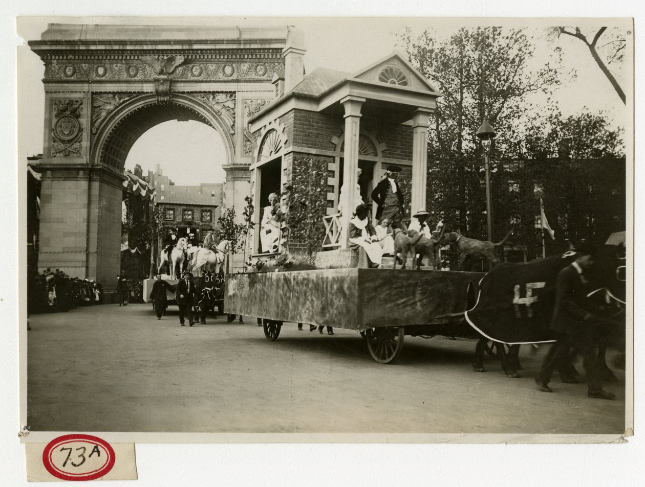 Desfile Histórico Flutuação Colonial Nº 27 de Jessie Tarbox Beals