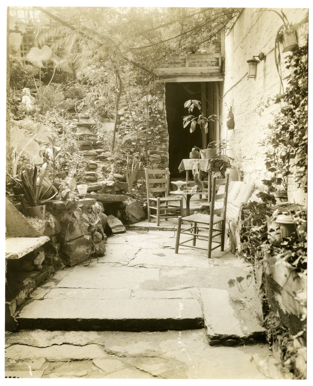 Casa de George & Mary Stonehill, artistas, Greenwich Village, Nova York, EUA, c.1936-37 (foto em prata gelatina) de Jessie Tarbox Beals