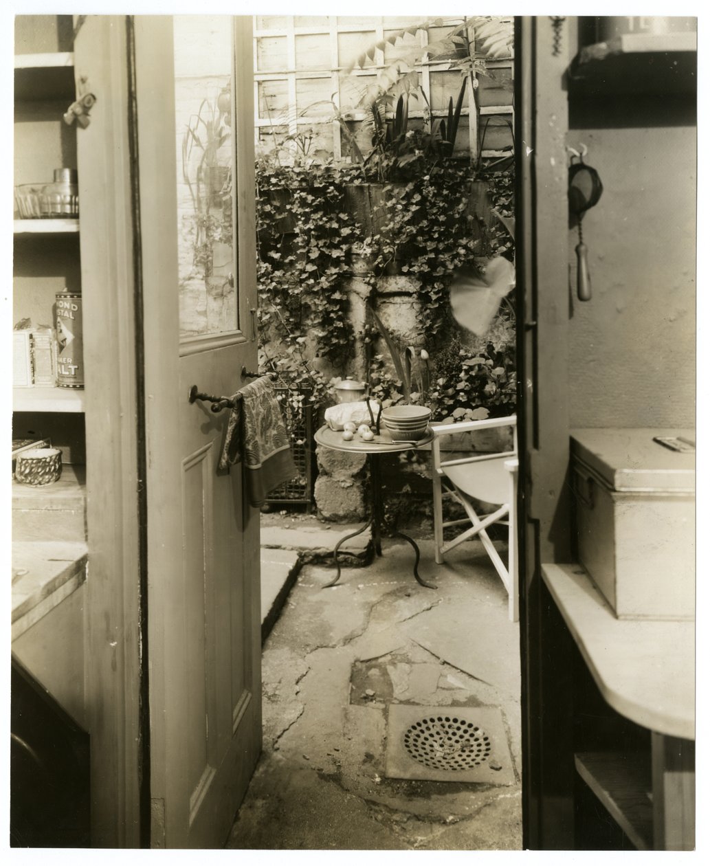 Casa de George & Mary Stonehill, artistas, vista da porta da cozinha, Greenwich Village, Nova York, EUA, c.1936-37 (foto em prata gelatina) de Jessie Tarbox Beals