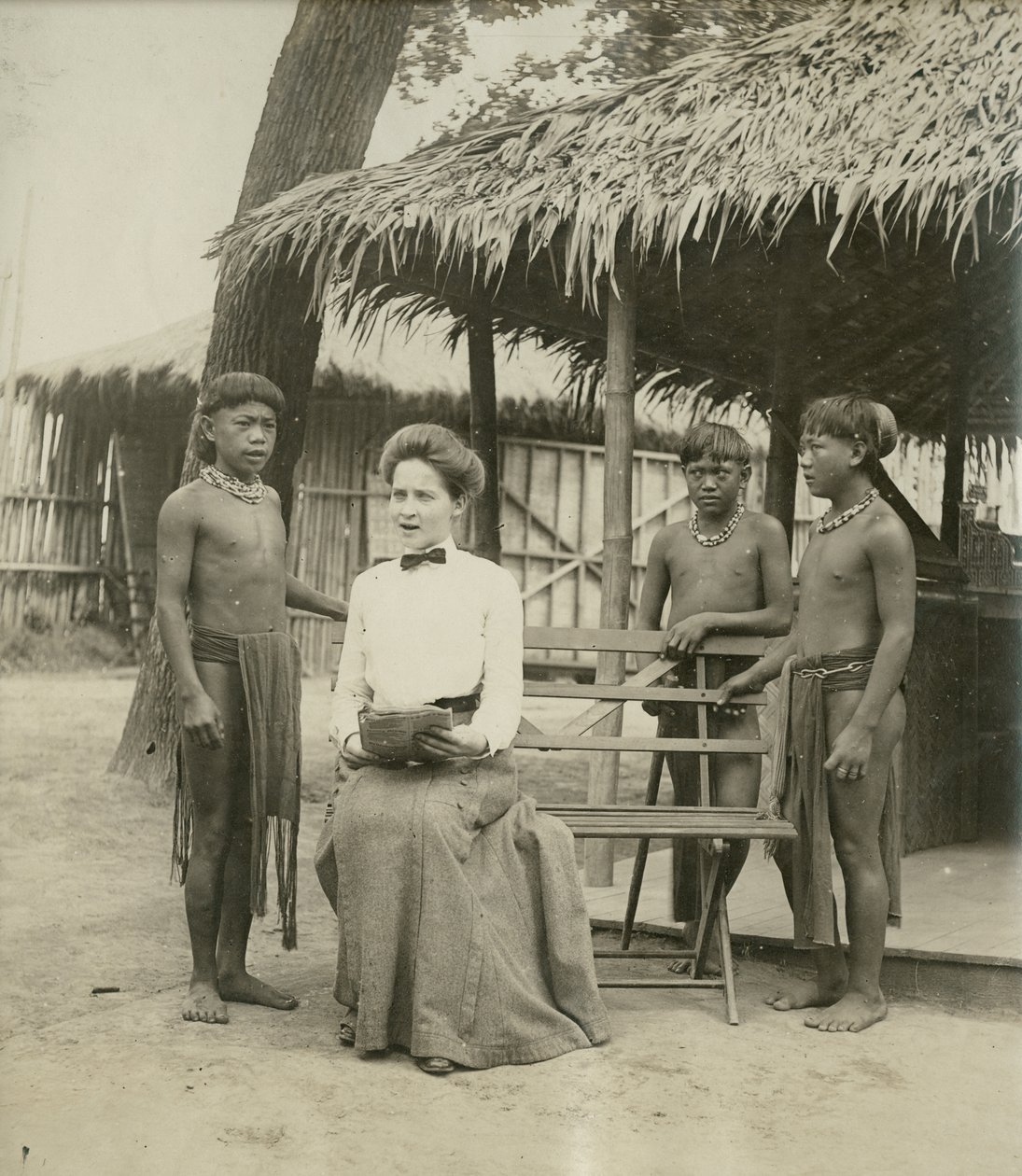 Aulas de canto de Igorrote. [Reserva Filipina no Departamento de Antropologia na Feira Mundial de 1904] de Jessie Tarbox Beals