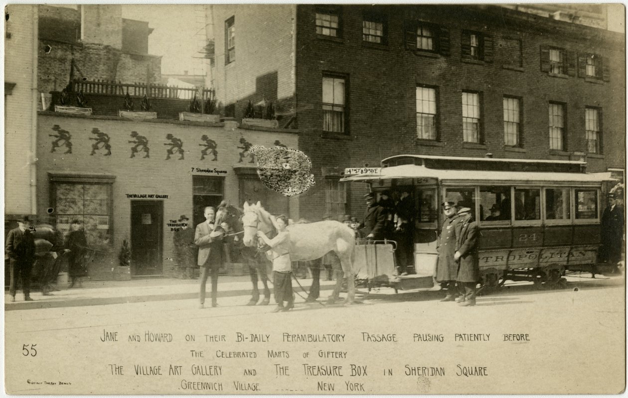 Jane e Howard em sua passagem bi-diária perambulatória paudando pacientemente diante dos célebres marts de giftery The Village Art Gallery e The Treasure Box em Sheridan Square, Greenwich Village, Nova York, EUA de Jessie Tarbox Beals