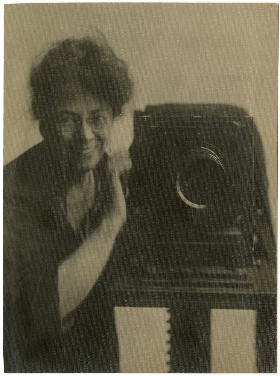 Jessie Tarbox Beals, auto-retrato com câmera, c.1918-20 (foto em prata gelatina) de Jessie Tarbox Beals