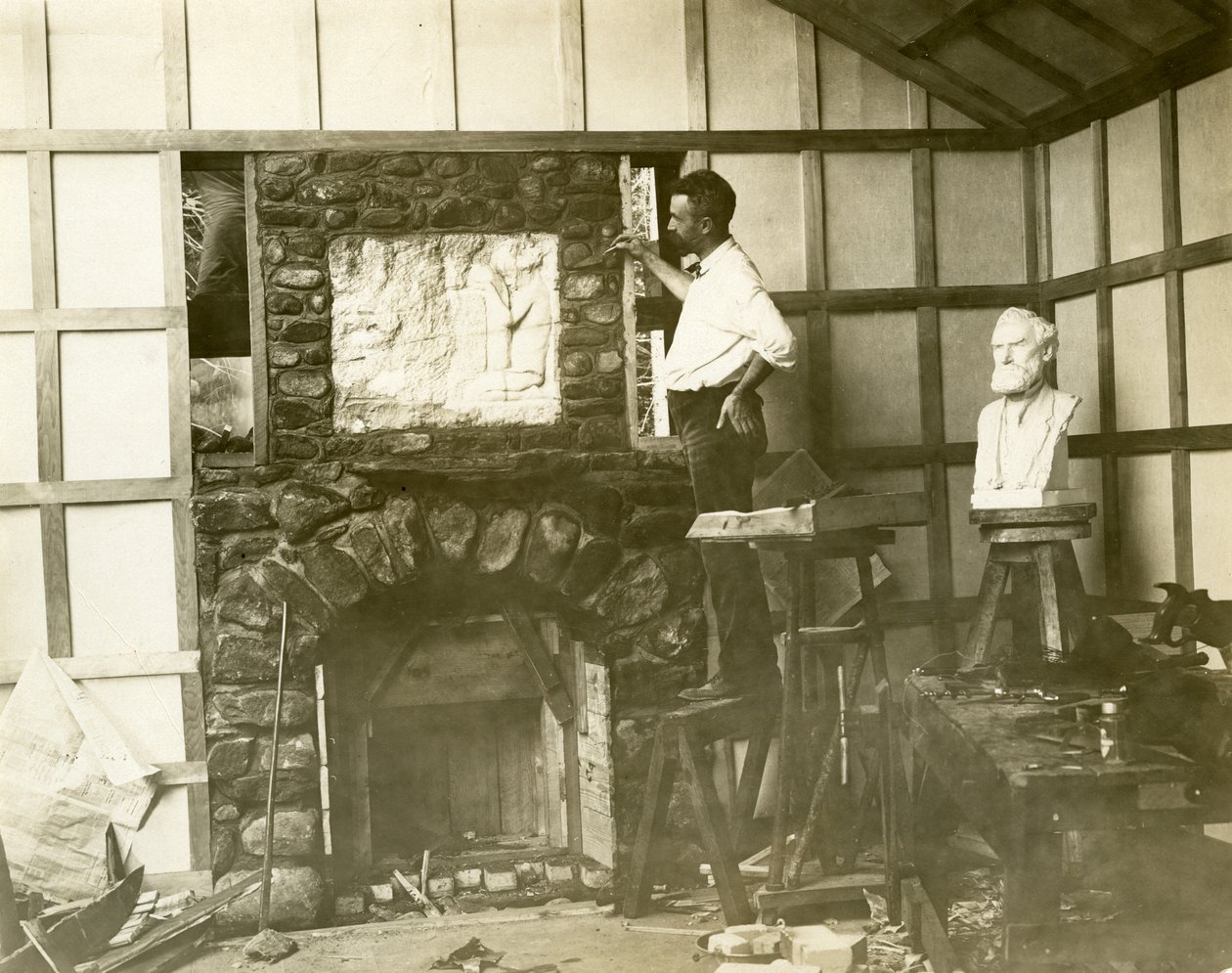 Karl Bitter (escultor) construindo ele mesmo a sua lareira, c.1905-15 (foto em prata gelatina) de Jessie Tarbox Beals