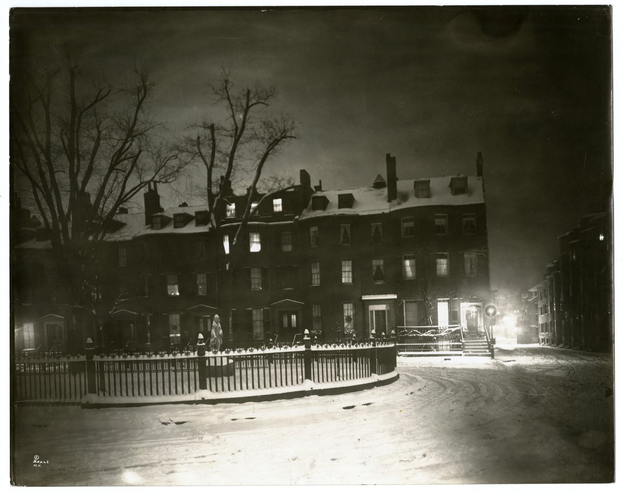 Louisburg Square, Boston Jenny Lind morava na casa da esquina, Boston, EUA, c.1902-10 (foto em prata gelatina) de Jessie Tarbox Beals