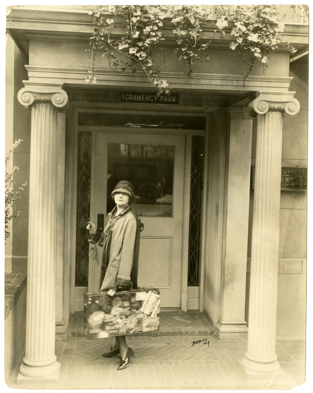 Mabel Herbert Urner, autora de Helen & Warren pronta para viajar para a Europa, c.1905-40 (foto em prata gelatina) de Jessie Tarbox Beals
