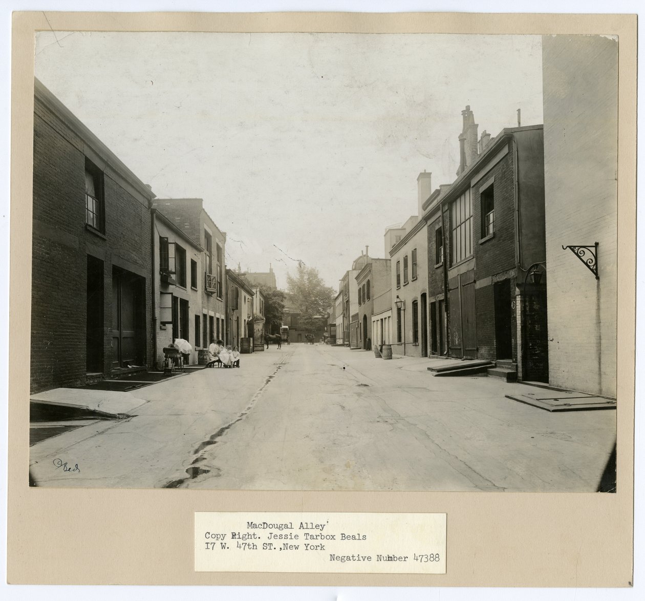 MacDougal Alley, Greenwich Village, Nova York, EUA, c.1905-20 (foto em prata gelatina) de Jessie Tarbox Beals