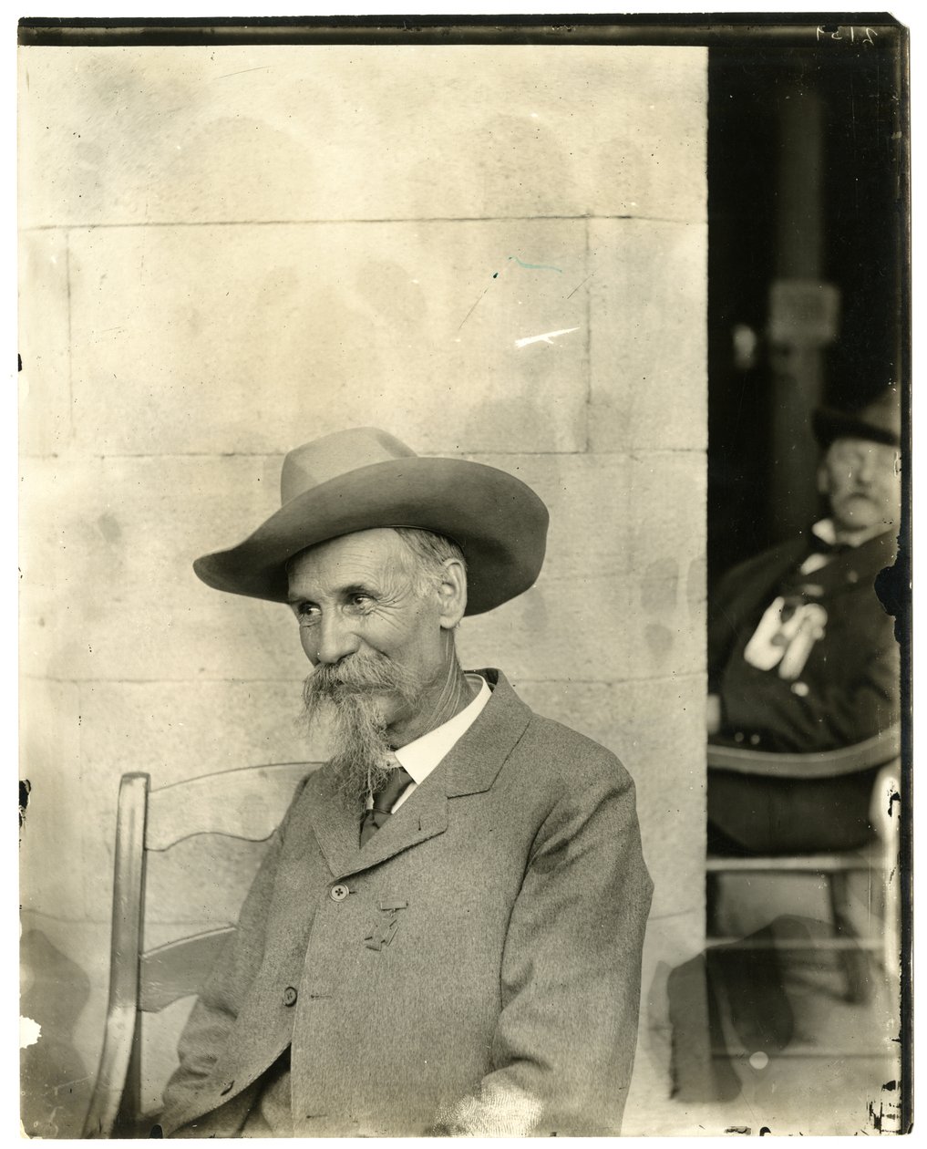 Homem com chapéu, medalha, c.1905-40 (foto gelatina prateada) de Jessie Tarbox Beals