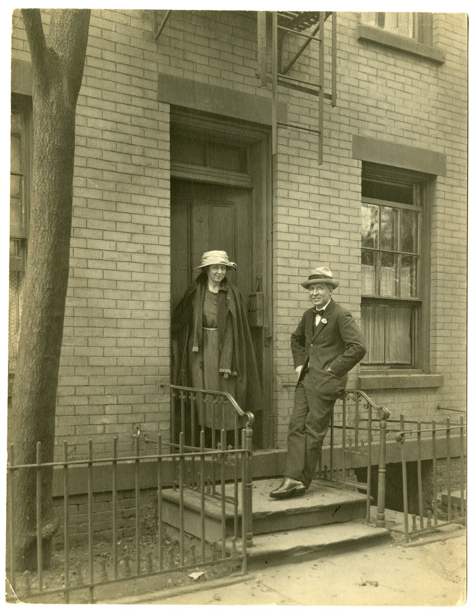 Sr. Llewelyn Powys, autor e sua esposa, c.1905-40 (foto em prata gelatina) de Jessie Tarbox Beals