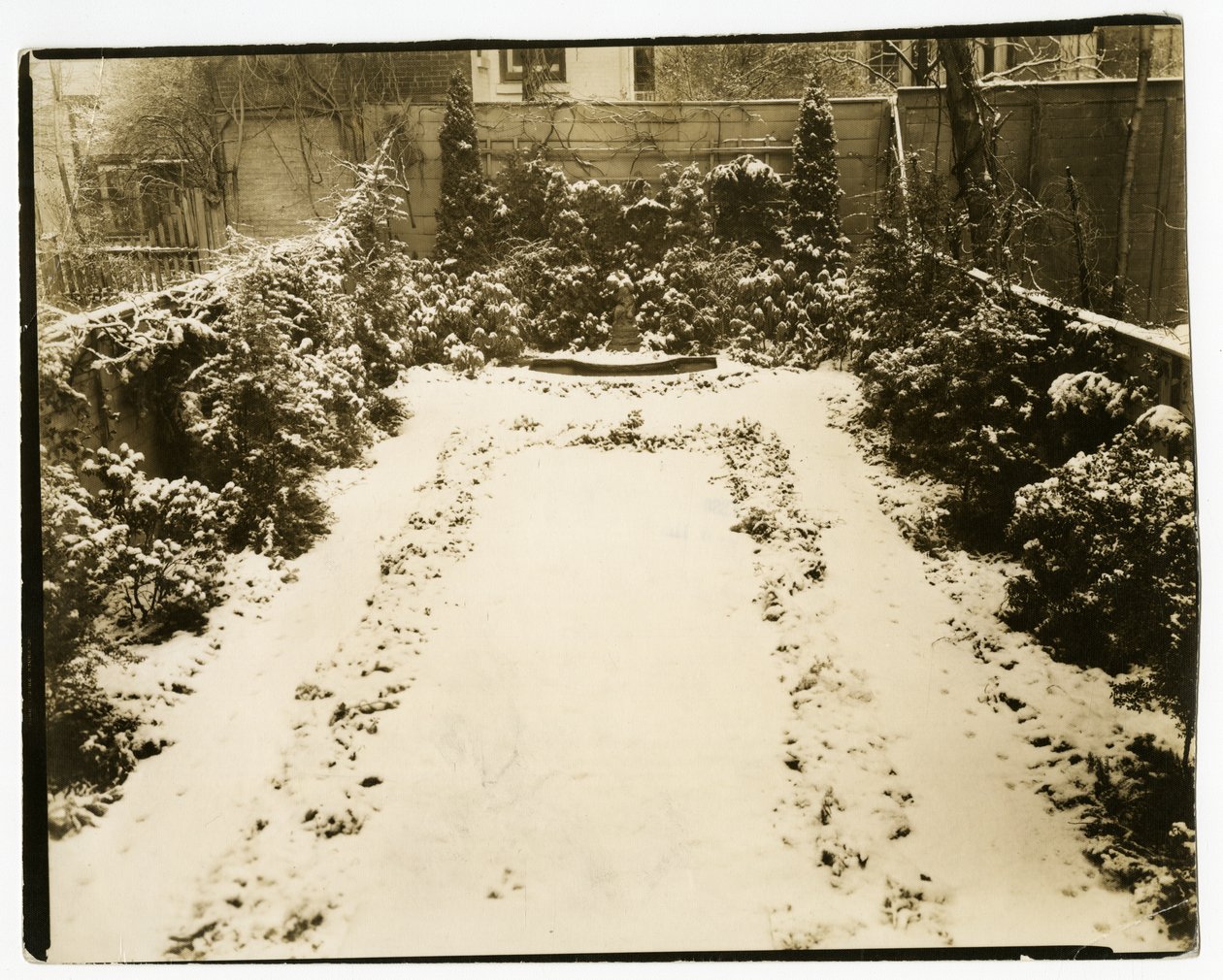 Sr. e Sra. John Morgan, 39 W 11 St, c.1938-39 (foto em prata gelatina) de Jessie Tarbox Beals