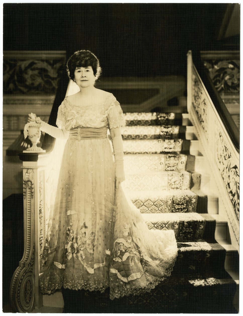 Sra. Frank G Logan de Chicago, mecenas da arte, c.1931-34 (foto em prata gelatina) de Jessie Tarbox Beals