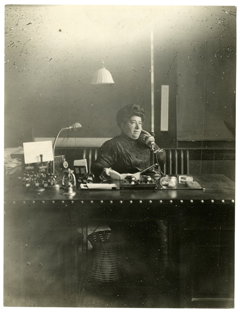 Chas Netcher de Chicago, dona de uma das maiores lojas The Boston Store de lá Ela agora está casada de novo, encontra o seu nome Mollie Alpiner Netcher Newbury, c.1905-18 (foto em prata gelatina) de Jessie Tarbox Beals