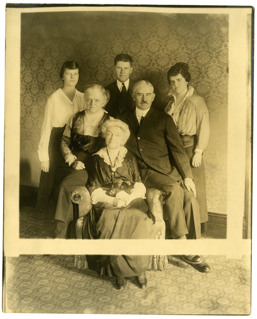 A velha é a Sra. Lyman James, irmã de Marshall Field, c.1905-28 (foto em prata gelatina) de Jessie Tarbox Beals