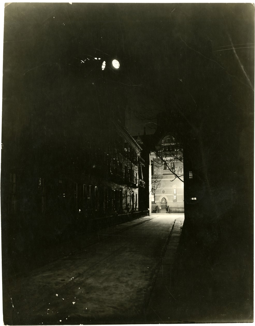 Patchin Place à noite, Greenwich Village, Nova York, EUA, c.1905-20 (foto em prata gelatina) de Jessie Tarbox Beals