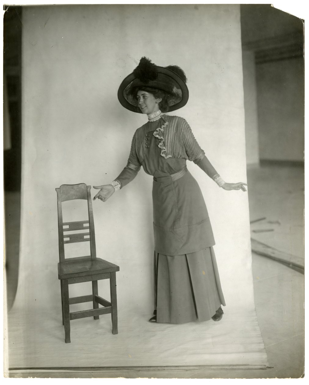 "Por favor, sente-se" Corrija o equilíbrio das pernas, braços e mãos, c.1905-18 (foto em prata gelatina) de Jessie Tarbox Beals
