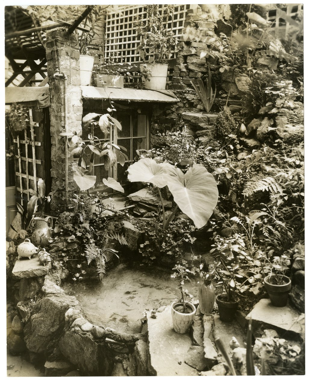 Piscina mostrando terraço Home of George and Mary Stonehill, Greenwich Village, New York, EUA, c.1936-37 (foto em prata gelatina) de Jessie Tarbox Beals