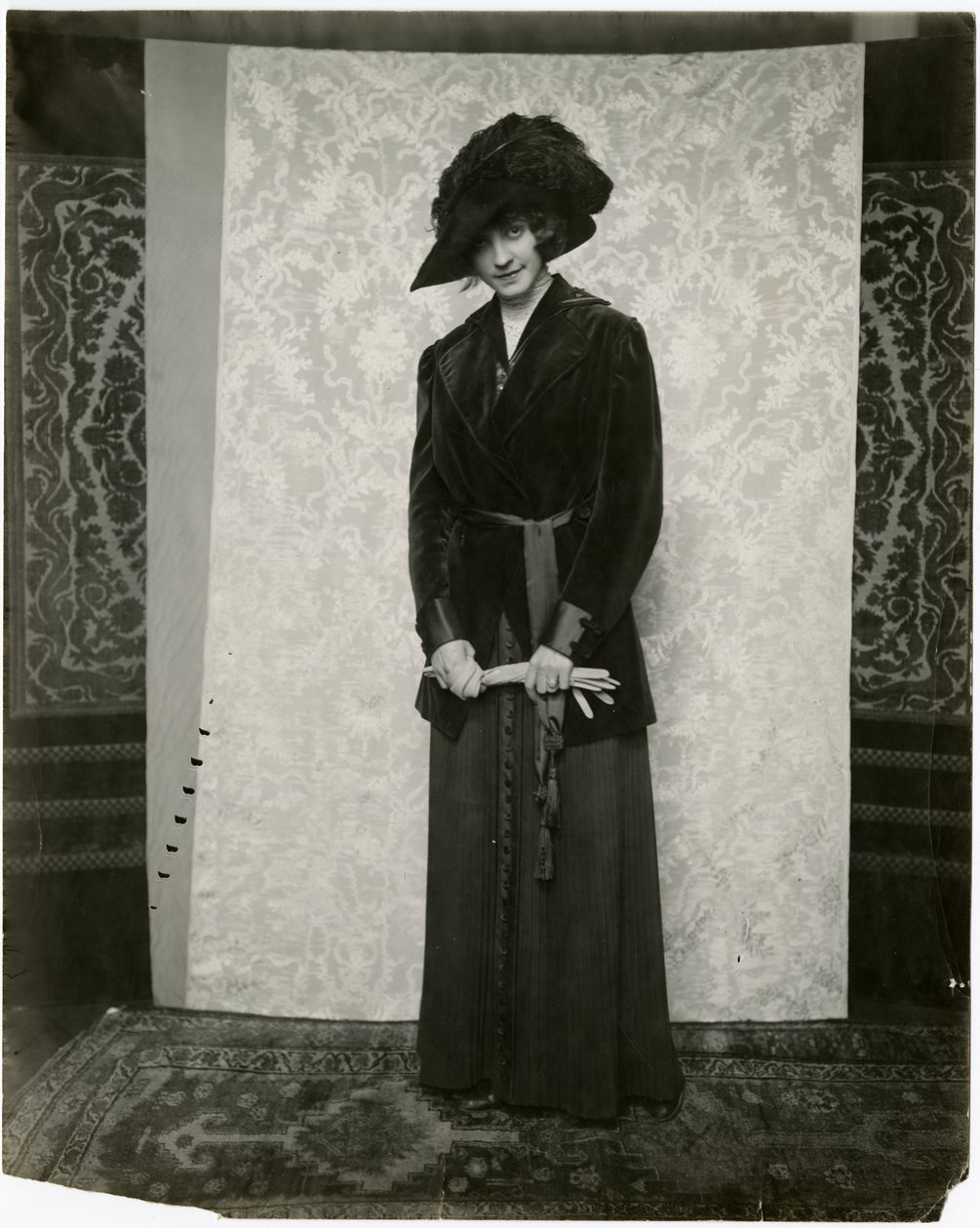 Fato de veludo vermelho com saia plissada acordeana, Arnold & Constable, c.1905-18 (foto gelatina prateada) de Jessie Tarbox Beals