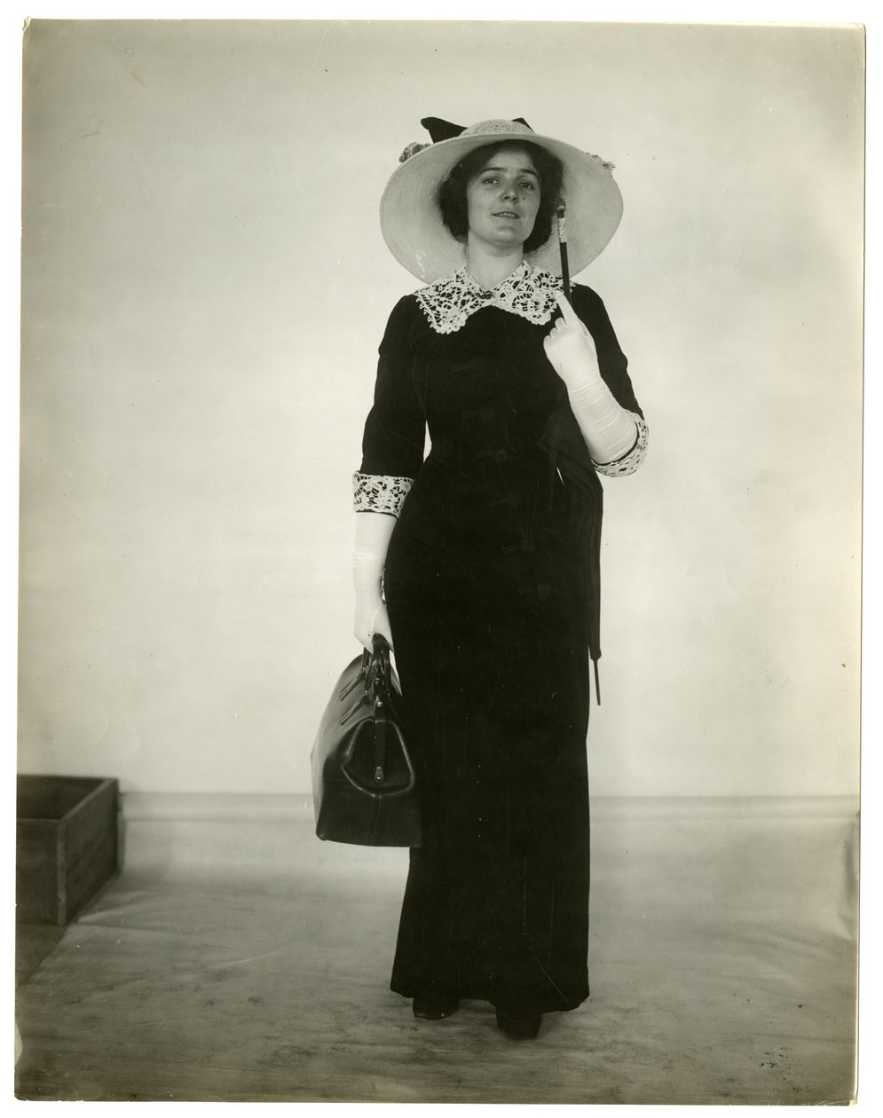 Caminho certo para levar uma bolsa e guarda-chuva, c.1905-18 de Jessie Tarbox Beals