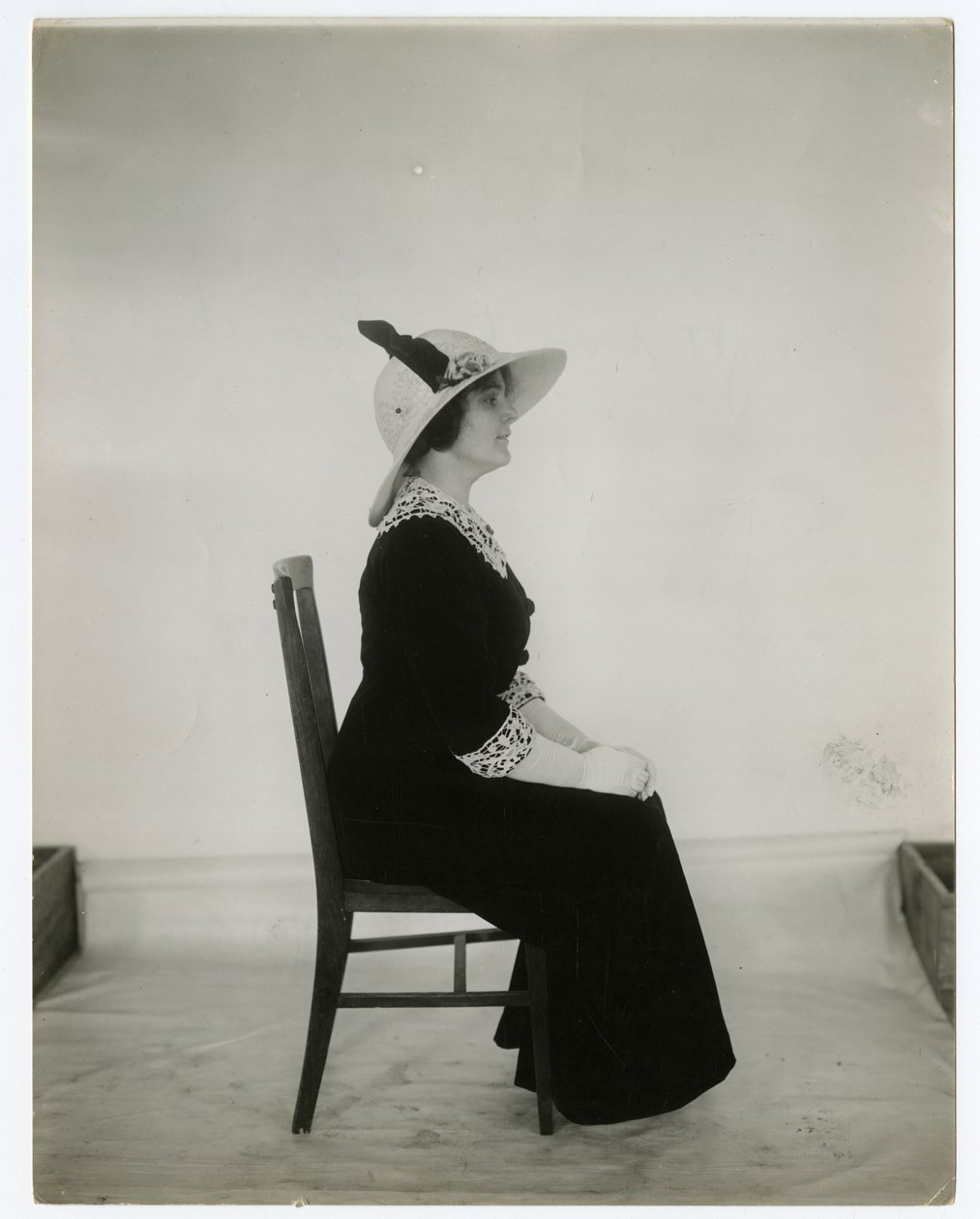 Maneira certa de sentar em uma cadeira, c.1905-18 (foto em prata gelatina) de Jessie Tarbox Beals