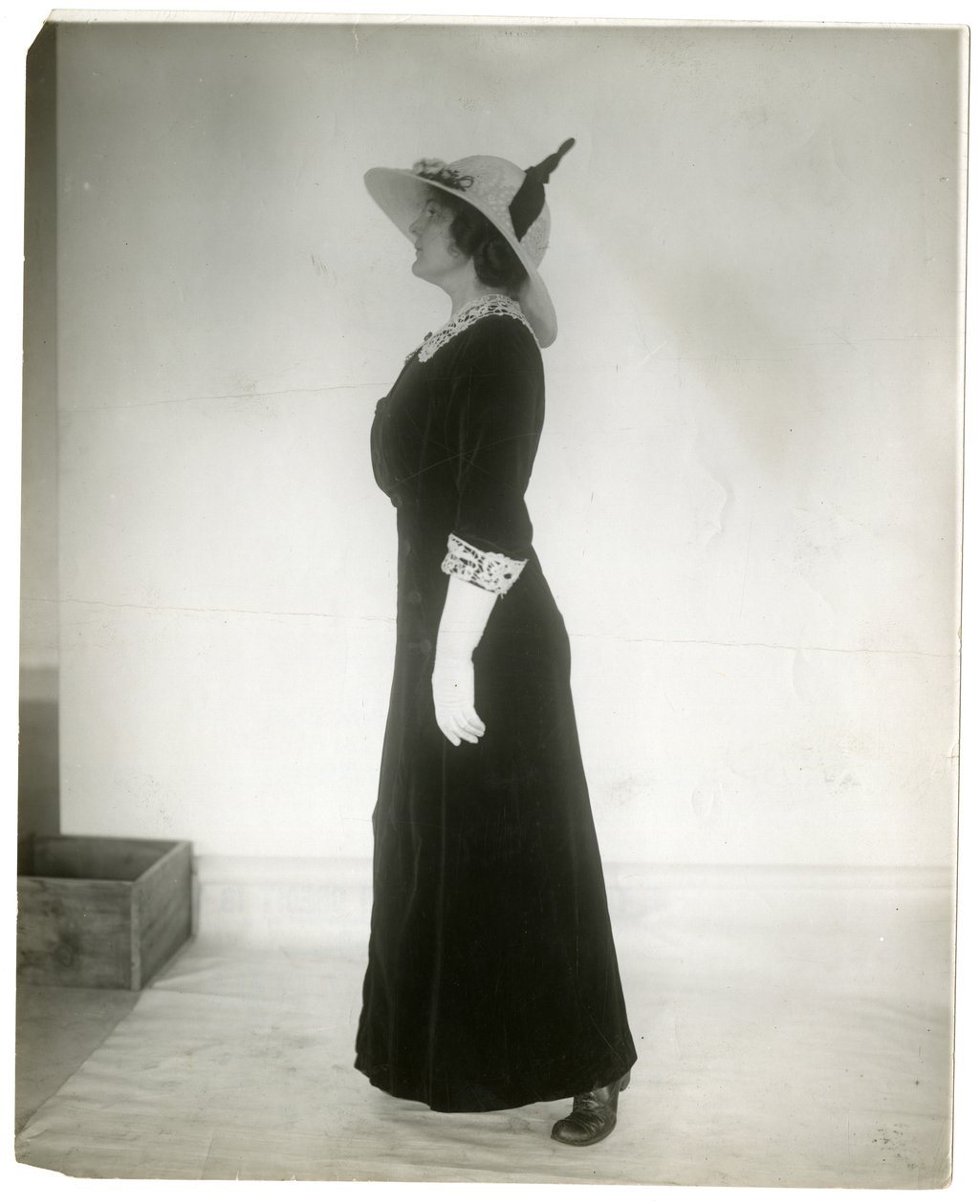 Maneira certa de se levantar ao caminhar, c.1905-18 (foto gelatina prateada) de Jessie Tarbox Beals